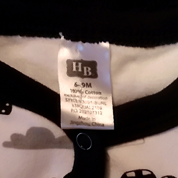 Hudson Baby (HB) black & white, footed sleeper onsie, for baby 6 to 9 months - Picture 4 of 5
